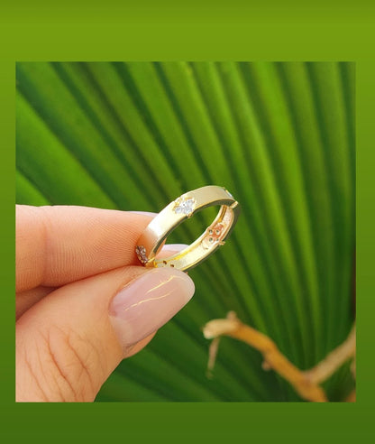 Band Ring with 5 Sparkling Floral Accents