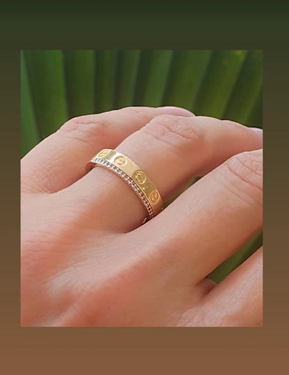 Smooth Ring with One Pavé Row