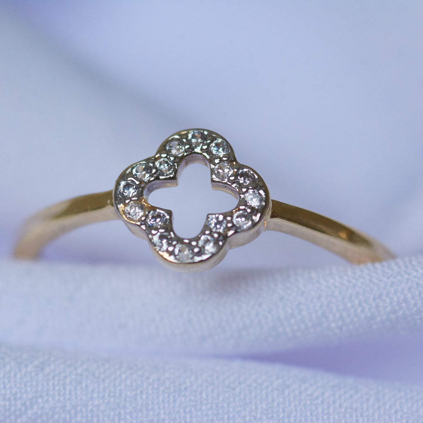 Ring with one pavé-set flower 10004