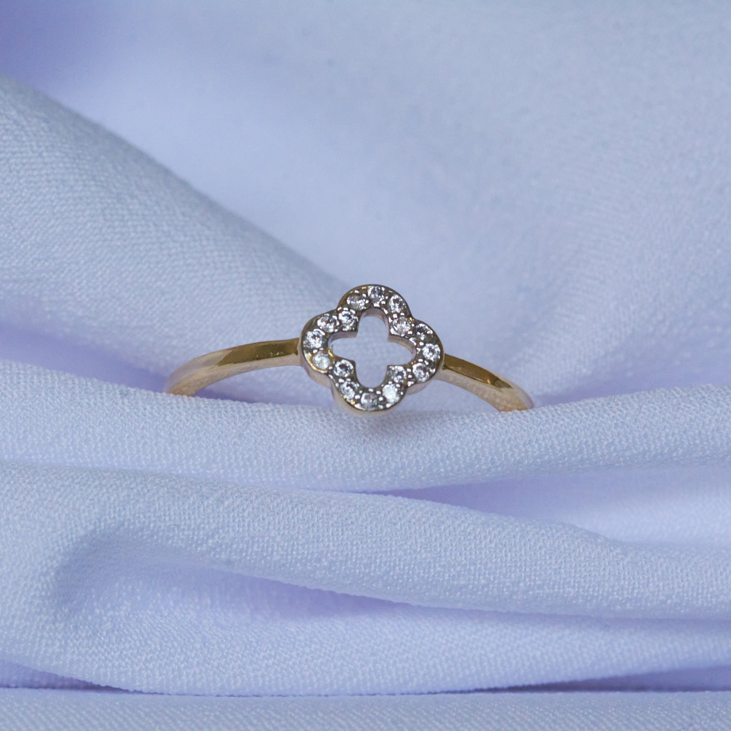 Ring with one pavé-set flower 10004