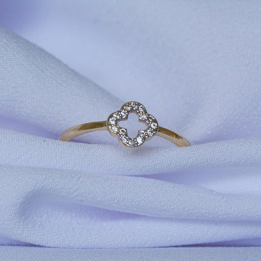 Ring with one pavé-set flower 10004